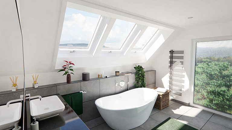 Lichtgeflutetes Badezimmer mit drei Designo Heat R8 Klapp-Schwingfenster